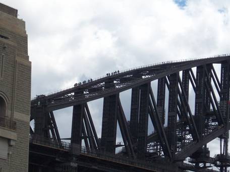 C:\Documents and Settings\Genie\My Documents\My Pictures\Sydney 1\Bridge Climbers.jpg